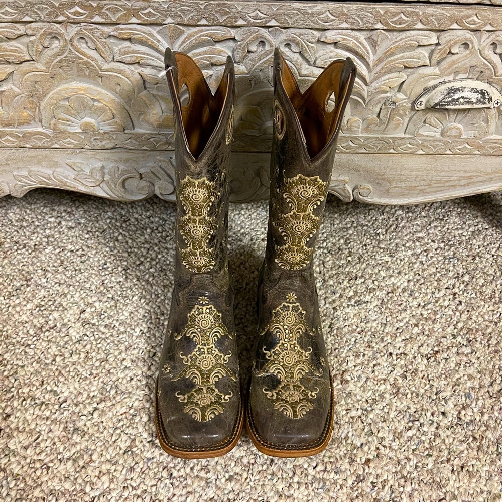 NWOT Cavelia Embroidered Western Cowboy Boots